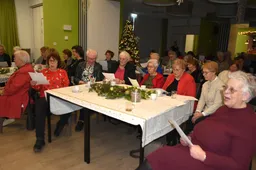 De Vrouwen van Nu luisteren naar het optreden en zingen mee.