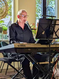 Jan zingt tweede stem van achter zijn keyboard.