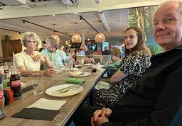 Lenny en Jan hebben samen met het publiek genoten van een maaltijd met curry.