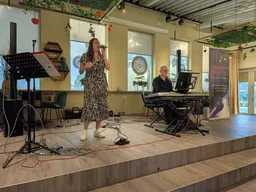 Lenny zingt en Jan speelt keyboard.