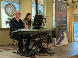 Lenny en Jan spelen samen een nummer op het keyboard.